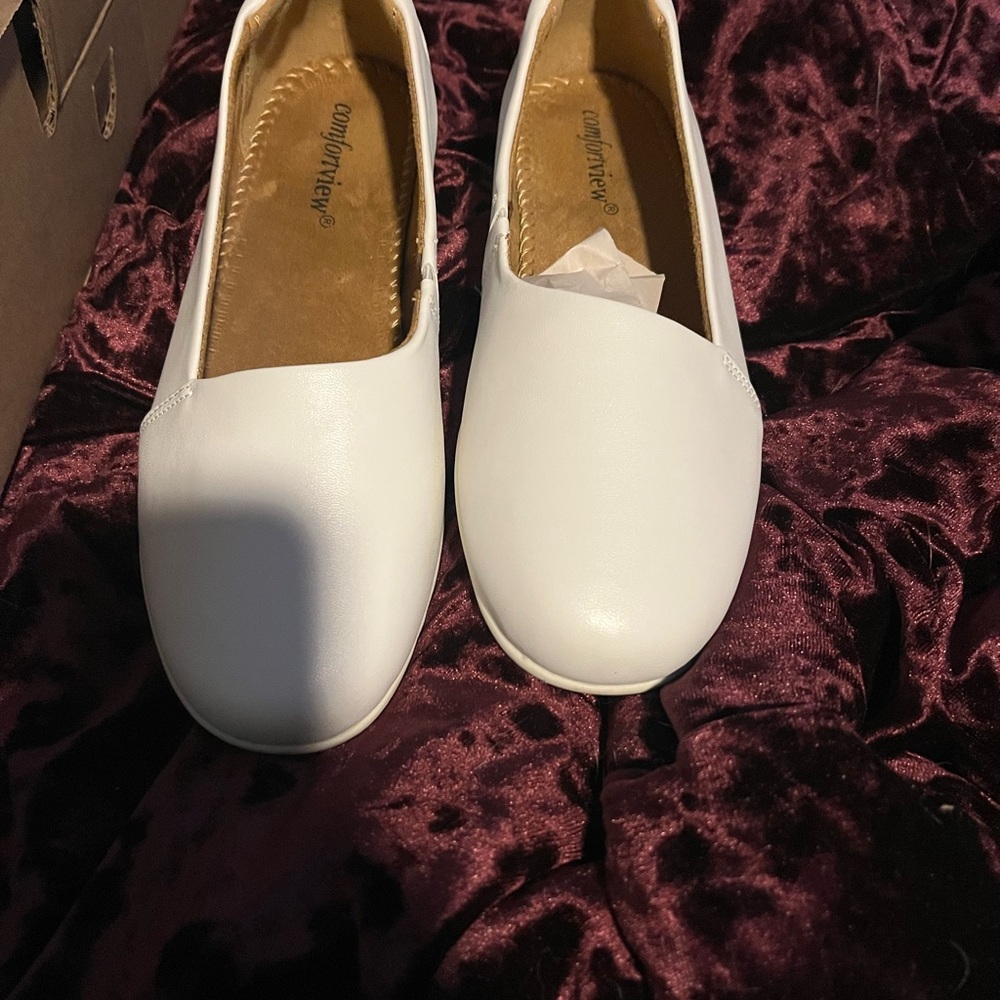 Comfortview White Flats